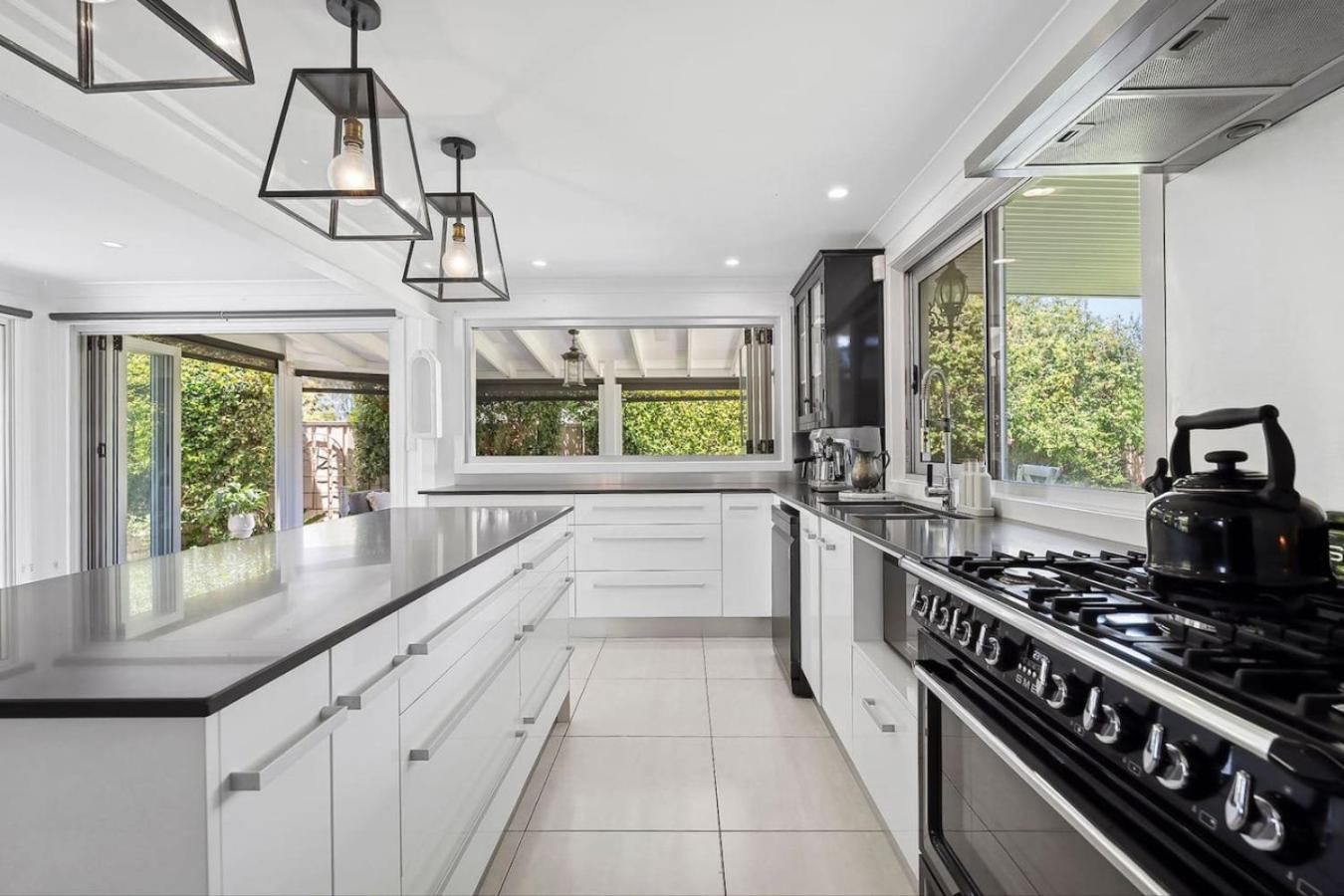 Sunbird Family Getaway - Sleeps Holiday home *